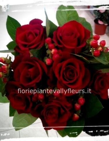 bouquet rose rosse e bacche