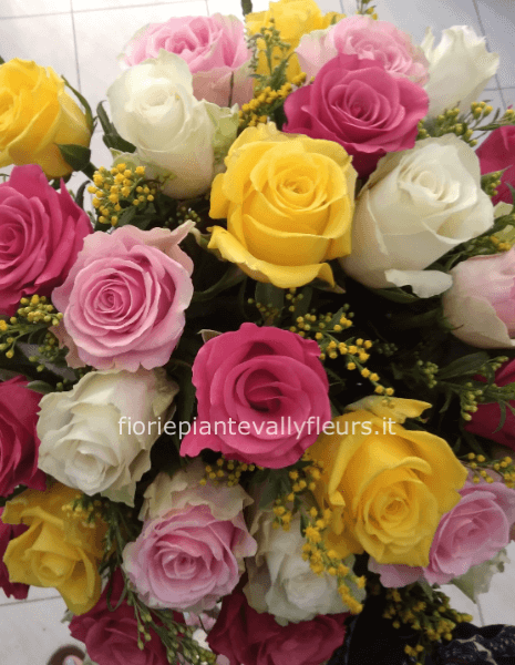 Bouquet di rose miste colorate a gambo corto